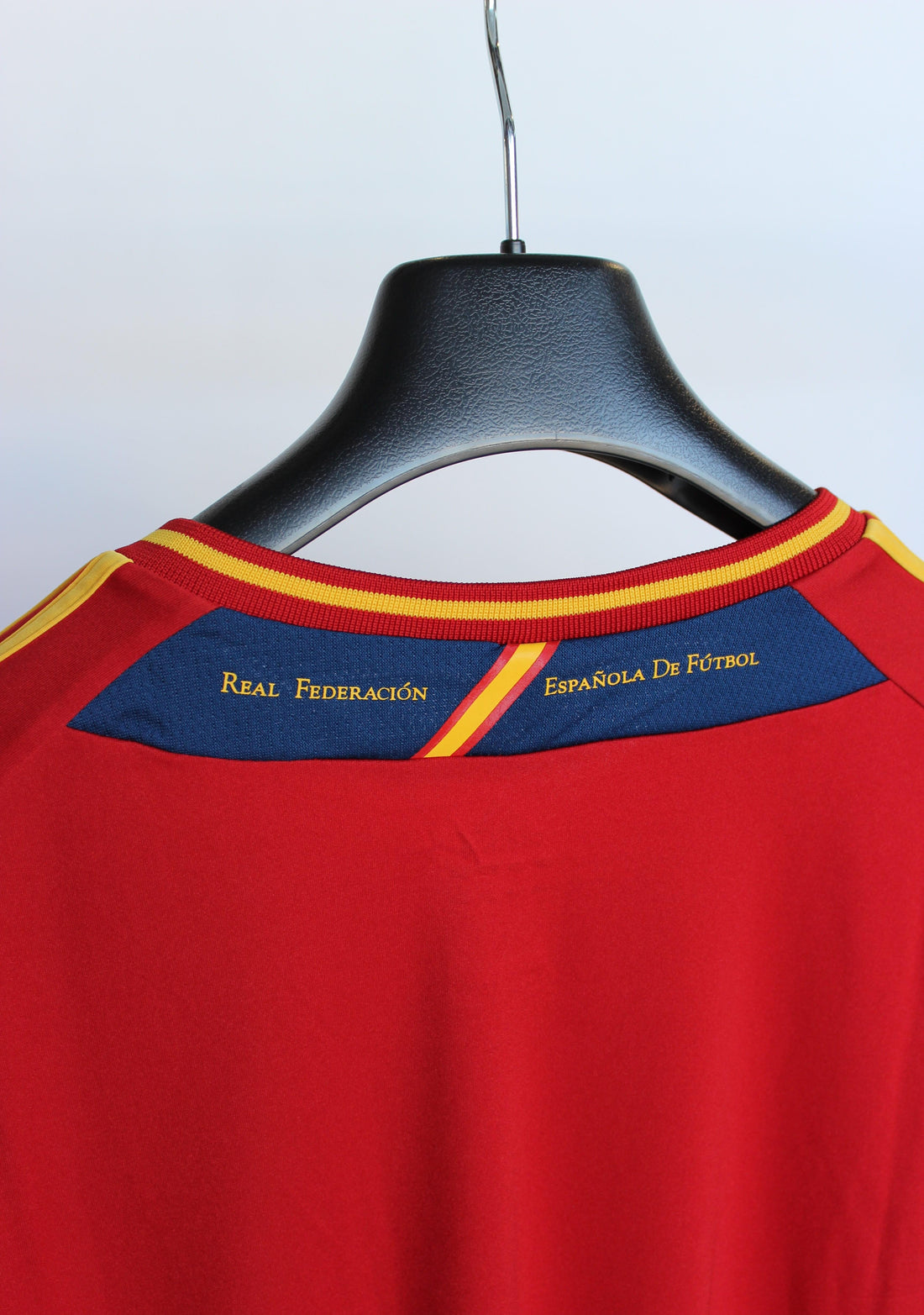 Maglia nei colori Home della Spagna.